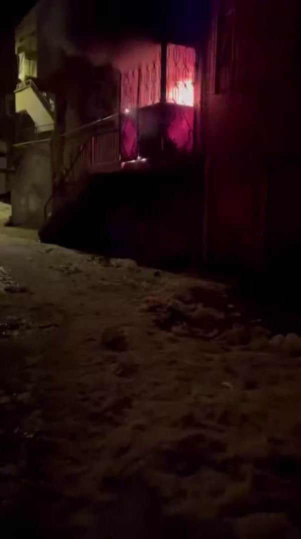 DİYARBAKIR’DA BİR EVDE ÇIKAN YANGINDA 2 KİŞİ DUMANDAN ETKİLENDİ. YANGIN, EKİPLERİN MÜDAHALESİ İLE...