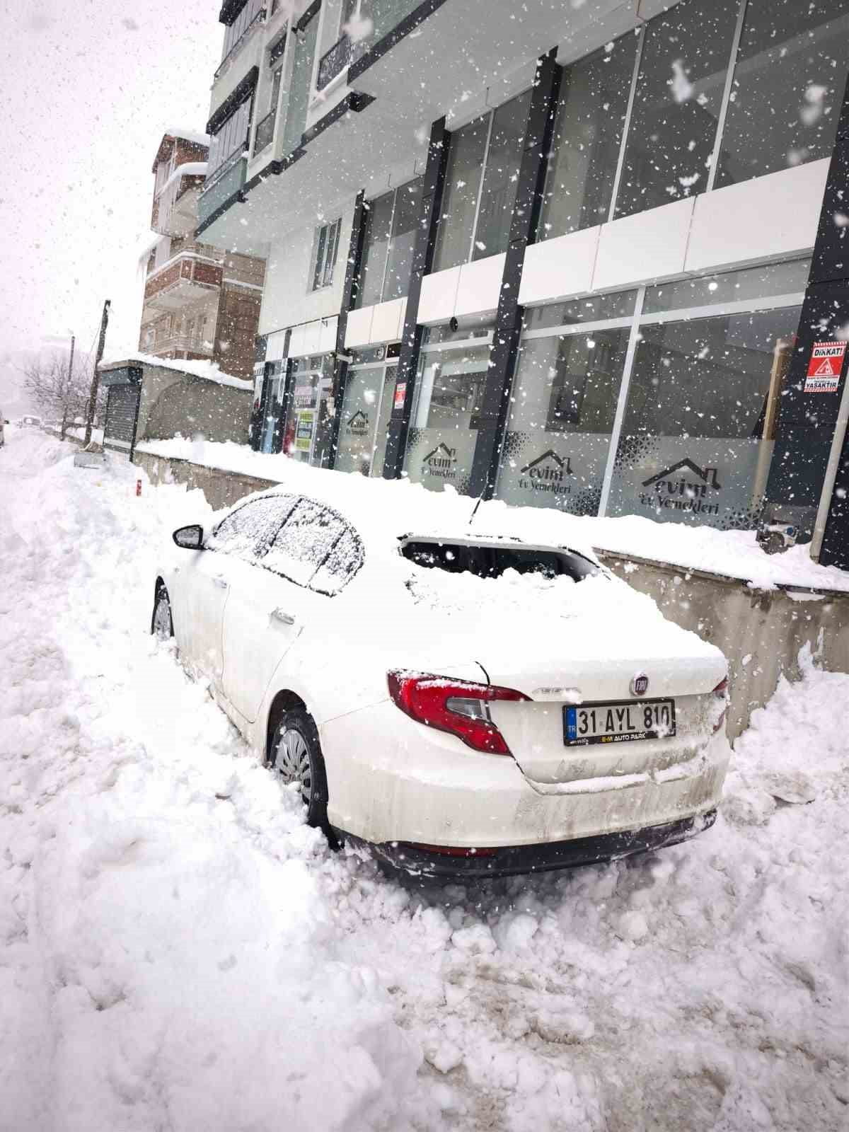 DİYARBAKIR’DA ÇATIDA ÇÖZÜLEN KAR KÜTLESİ OTOMOBİLİN ÜZERİNE DÜŞTÜ. OTOMOBİL KULLANILAMAZ HALE...