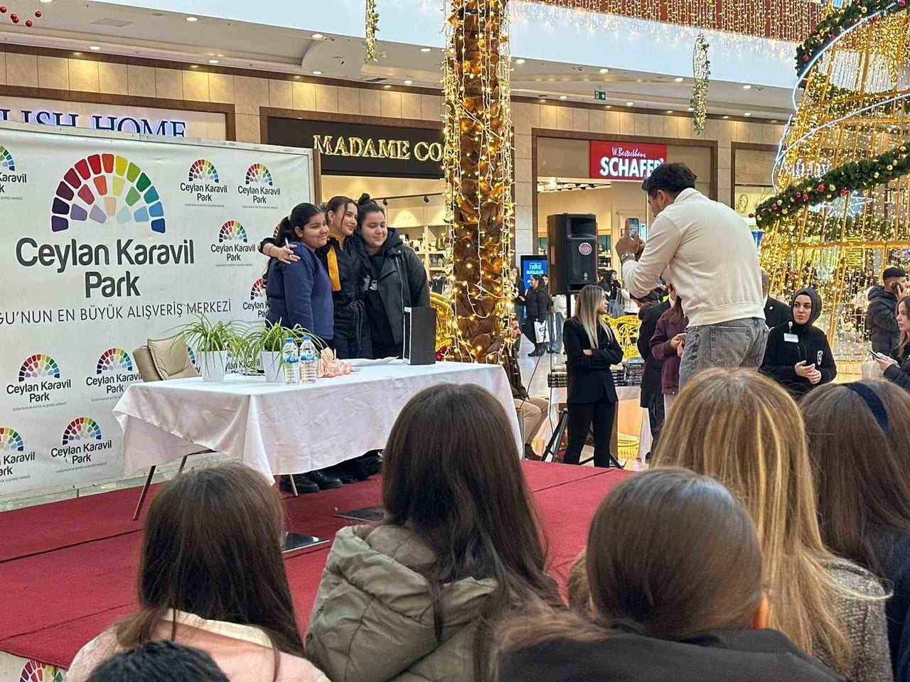 DİYARBAKIR’DA, CEYLAN KARAVİL PARK AVM’DE YAZAR BEYZA ALKOÇ İMZA GÜNÜ YOĞUN İLGİ...