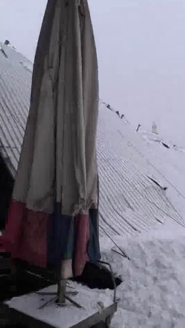 DİYARBAKIR’DA ETKİLİ OLAN KAR YAĞIŞI NEDENİ İLE YENİ HAL’İN ÇATISI ÇÖKTÜ.