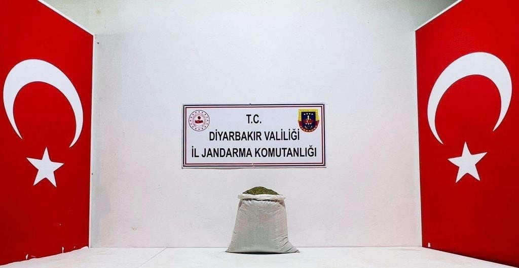 DİYARBAKIR’DA JANDARMA EKİPLERİNCE DÜZENLENEN UYUŞTURUCU OPERASYONLARINDA 28 KİLO ESRAR ELE...