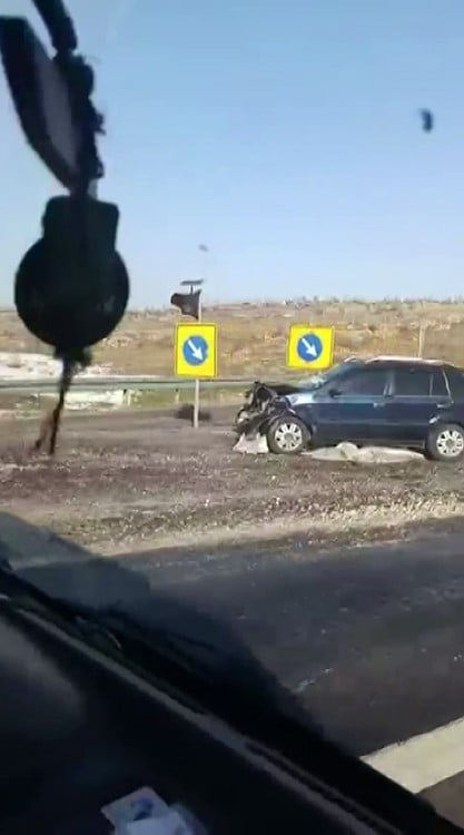 DİYARBAKIR’DA KAYGANLAŞAN YOLDA SÜRÜCÜLERİN DİREKSİYON HAKİMİYETİNİ KAYBETTİĞİ 5 ARAÇ...