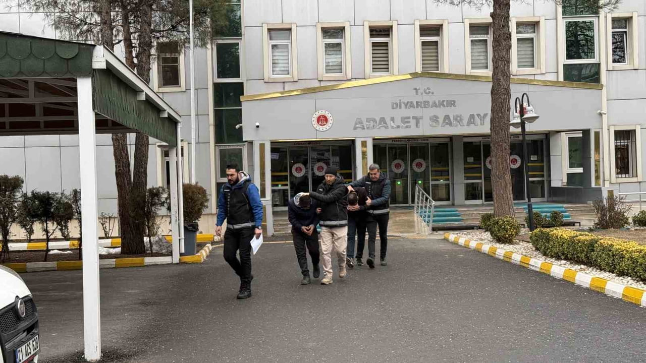 DİYARBAKIR’DA, MİDELERİNDE TAŞIDIKLARI 807, 15 GRAM UYUŞTURUCU İLE YAKALANAN İRANLI İKİ KİŞİ...