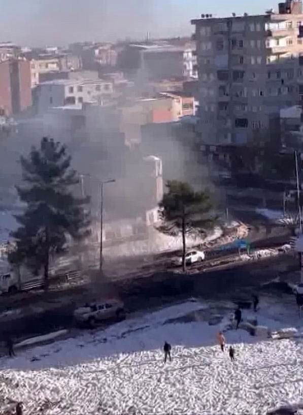 DİYARBAKIR’DA SEYİR HALİNDEKİ PİKAP ALEV ALDI. OLAYDA ÖLEN YA DA YARALANAN OLMAZKEN, ARAÇ...