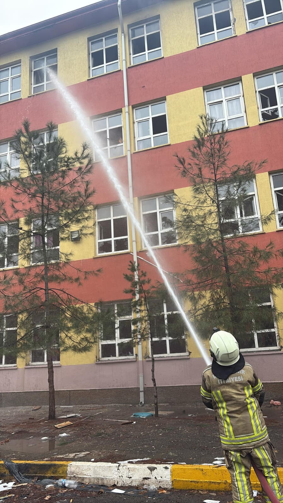 DİYARBAKIR’DA YIKIM KARARI NEDENİ İLE BOŞALTILAN ORTAOKULDA YANGIN ÇIKTI. EKİPLERİN MÜDAHALESİ İLE...