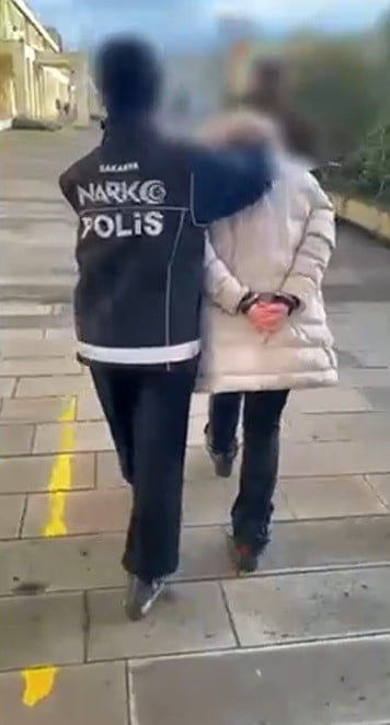 DİYARBAKIR’DAN İSTANBUL’A UYUŞTURUCU MADDE TAŞIDIĞI TESPİT EDİLEN GÜNEY AFRİKA UYRUKLU KADIN ŞAHIS...