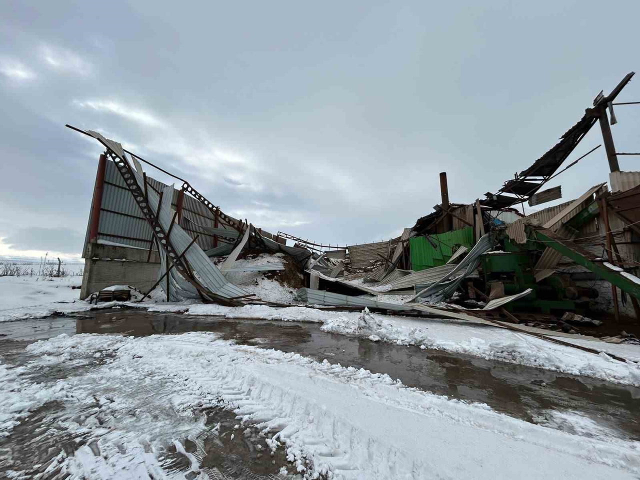 DİYARBAKIR’IN BİSMİL İLÇESİNDE YOĞUN KAR YAĞIŞINA DAYANAMAYAN 12 FABRİKANIN ÇATILARI...