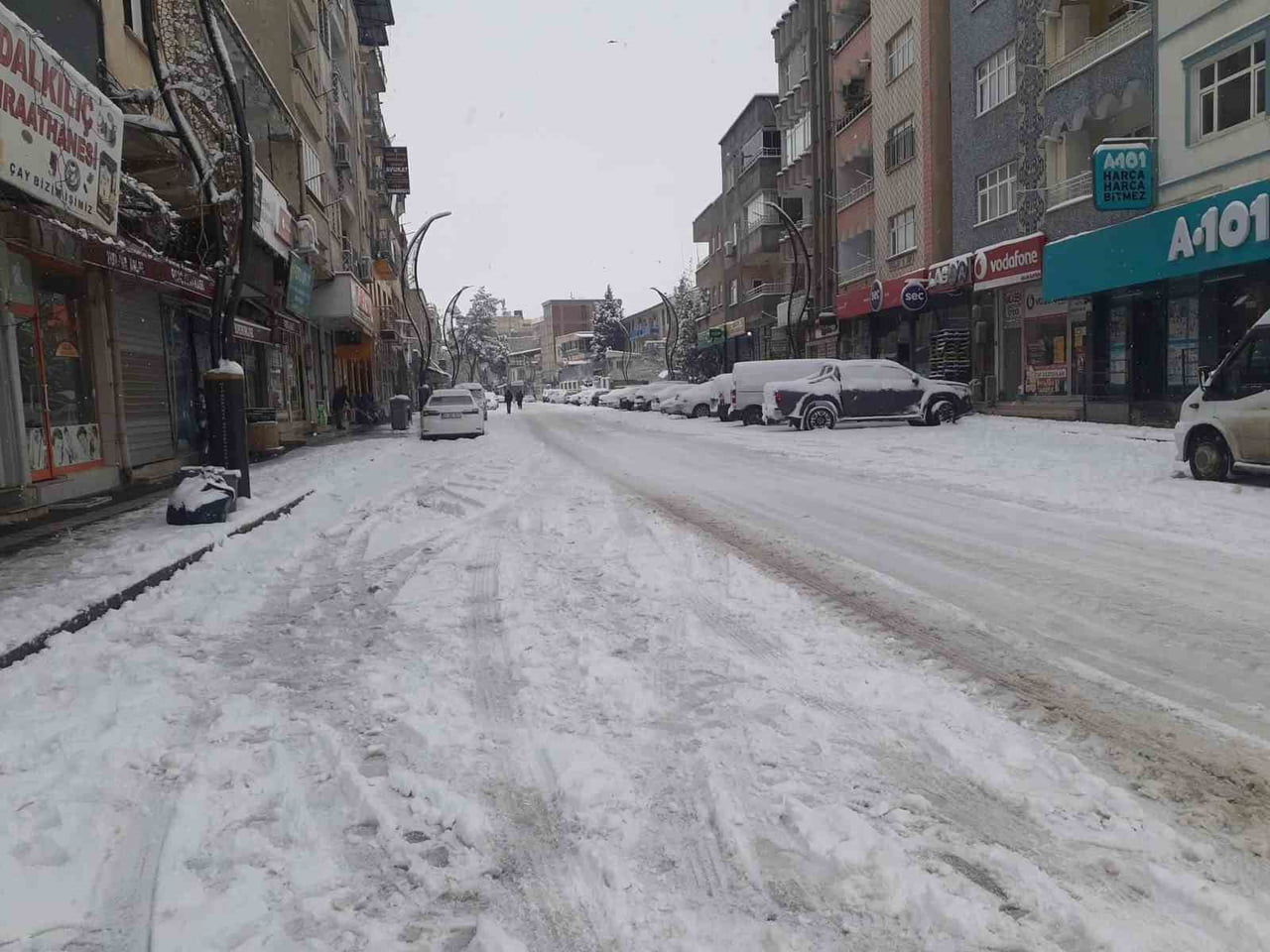 DİYARBAKIR’IN ÇERMİK İLÇESİ DÜN ÖĞLEDEN SONRA BAŞLAYAN KAR YAĞIŞI İLE BİRLİKTE BEYAZA...