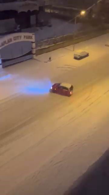 DİYARBAKIR’IN KAYAPINAR İLÇESİNDE BİR OTOMOBİL, KAR ÜSTÜNE KAYIP DRİFT ATTI. O ANLAR CEP TELEFONU...