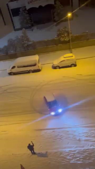 DİYARBAKIR’IN KAYAPINAR İLÇESİNDE BİR OTOMOBİL, KAR ÜSTÜNE KAYIP DRİFT ATTI. O ANLAR CEP TELEFONU...