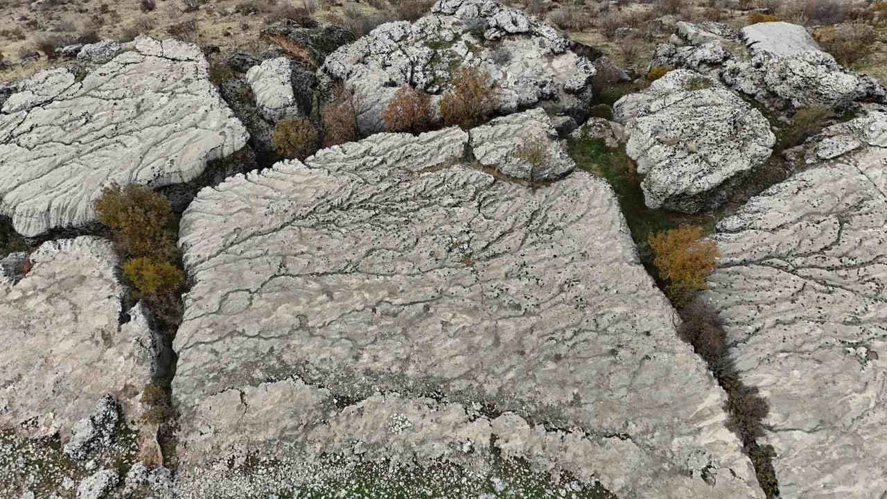 DİYARBAKIR’IN KOCAKÖY İLÇESİNDE YAKLAŞIK 20 BİN YILIN SONUNDA YAĞIŞ SULARININ KAYAYI KİMYASAL...