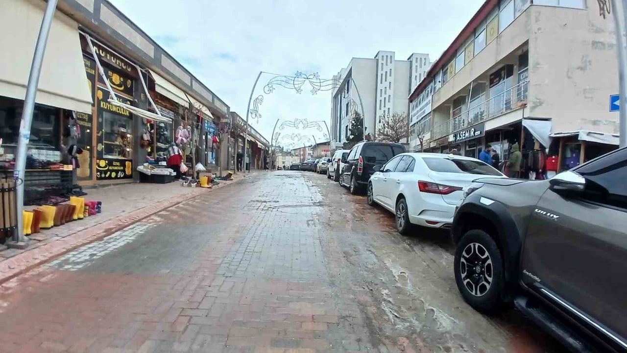 DİYARBAKIR’IN KULP BELEDİYESİ EKİPLERİNİN YOĞUN KAR YAĞIŞI SONRASI CADDE VE KALDIRIMLARDA BİRİKEN...