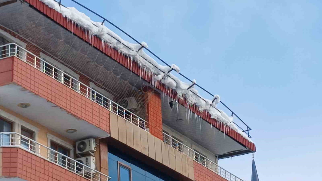 DİYARBAKIR’IN KULP İLÇESİNDE ÜÇ GÜNDÜR ARALIKSIZ YAĞAN KAR SONRASI HAVA SICAKLIKLARI HIZLA DÜŞTÜ....