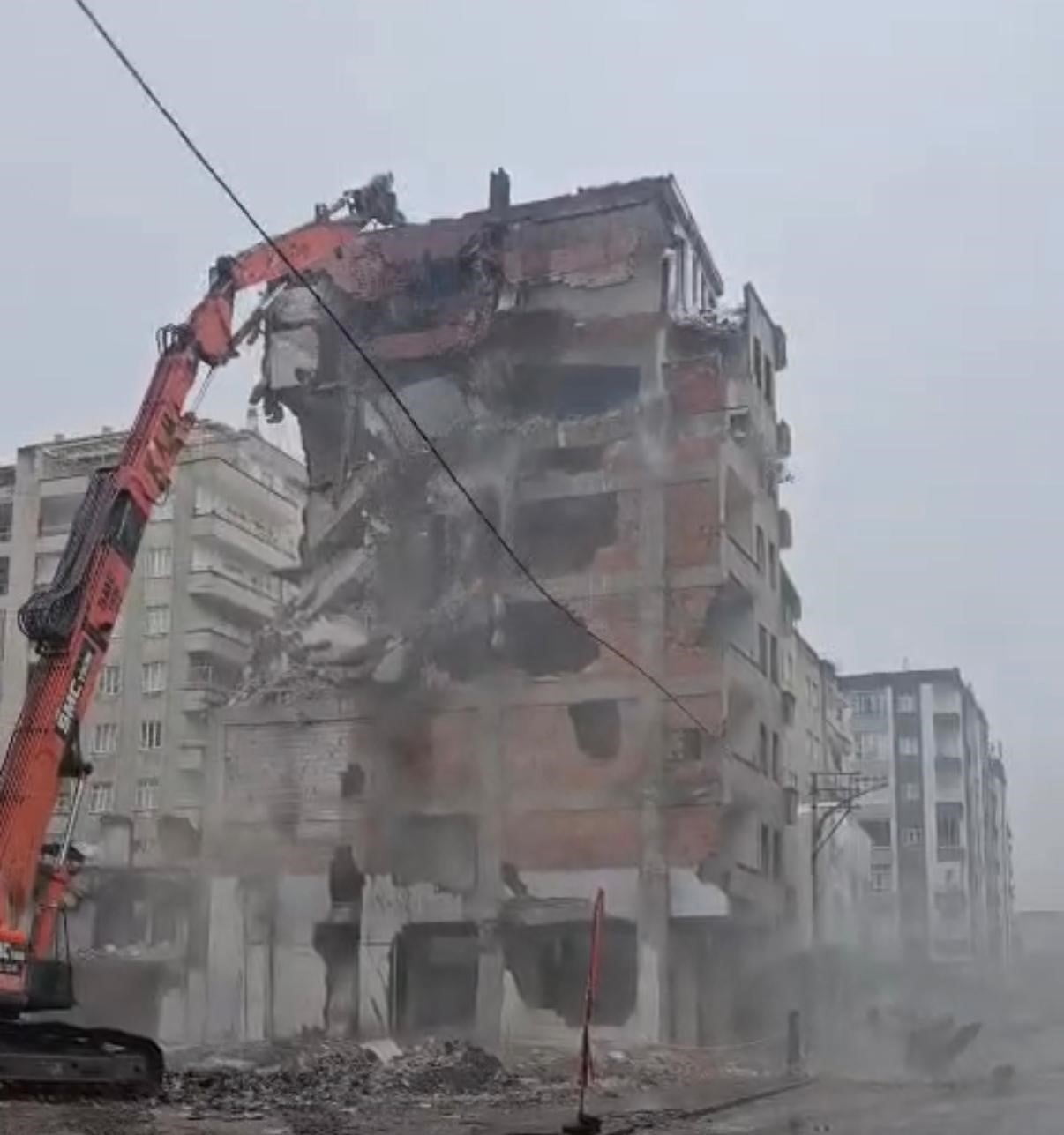 DİYARBAKIR’IN MERKEZ BAĞLAR İLÇESİNDE AĞIR HASARLI BİNA, YIKIM ESNASINDA 30 SANİYEDE...