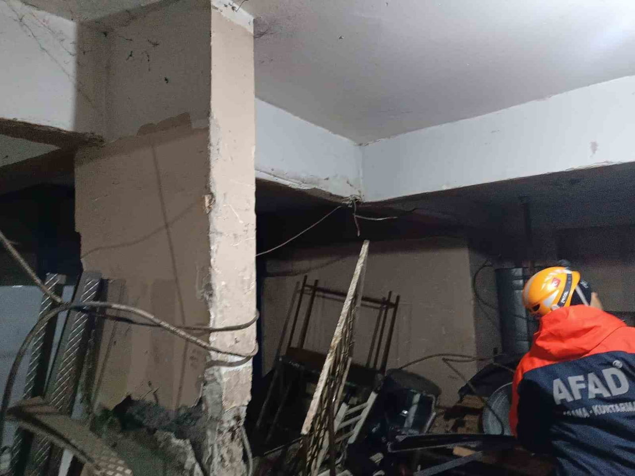 DİYARBAKIR’IN MERKEZ BAĞLAR İLÇESİNDE BİR BİNANIN KOLONUNDA ÇATLAK MEYDANA GELMESİ SONUCU...