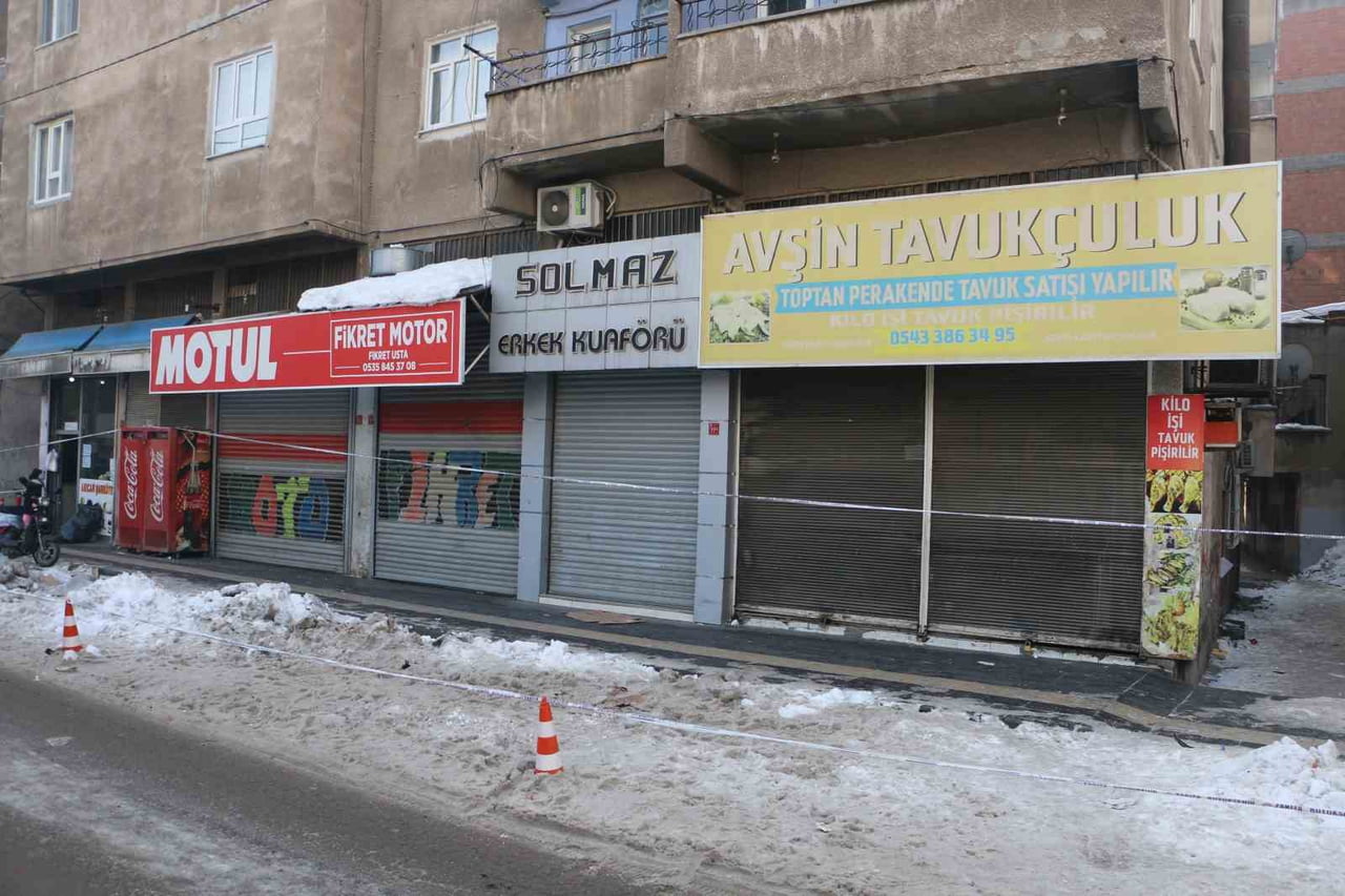 DİYARBAKIR’IN MERKEZ BAĞLAR İLÇESİNDE BİR BİNANIN KOLONUNDA ÇATLAK MEYDANA GELMESİ SONUCU...