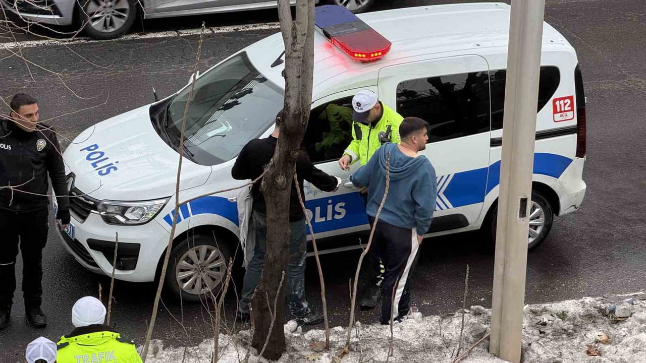 DİYARBAKIR’IN MERKEZ BAĞLAR İLÇESİNDE MİNİBÜS VE HAFİF TİCARİ ARACIN SÜRÜCÜSÜ, KAZA SONRASI KAVGA...