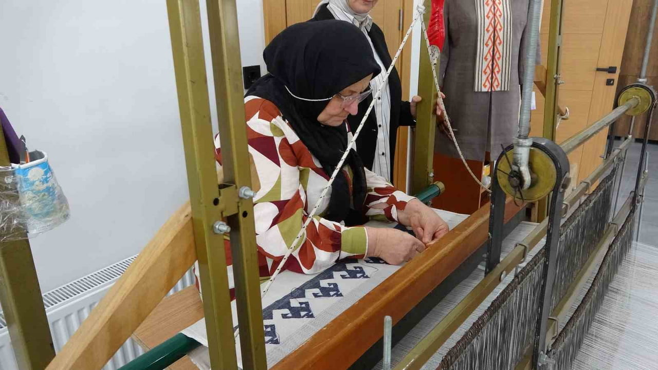 DOĞAL İPLİKLERLE DOKUNAN ORGANİK KUMAŞLAR, "ELİ BELİNDE" MOTİFİYLE BULUŞARAK KÜLTÜREL MİRASI...