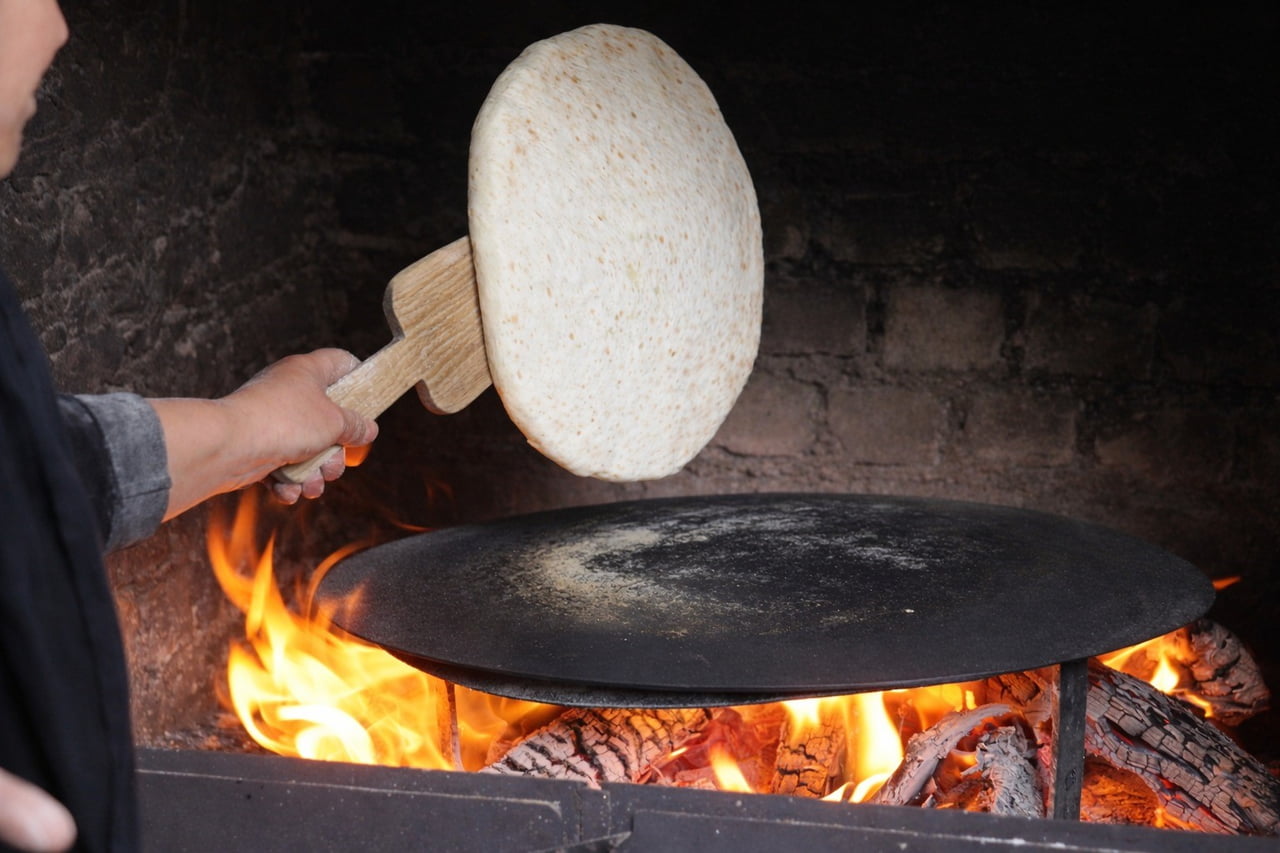 DOĞAL VE SAĞLIKLI BESLENMENİN ÖNEMİNİN HER GEÇEN GÜN ARTTIĞI GÜNÜMÜZDE ESKİ USUL EV EKMEKLERİNE...