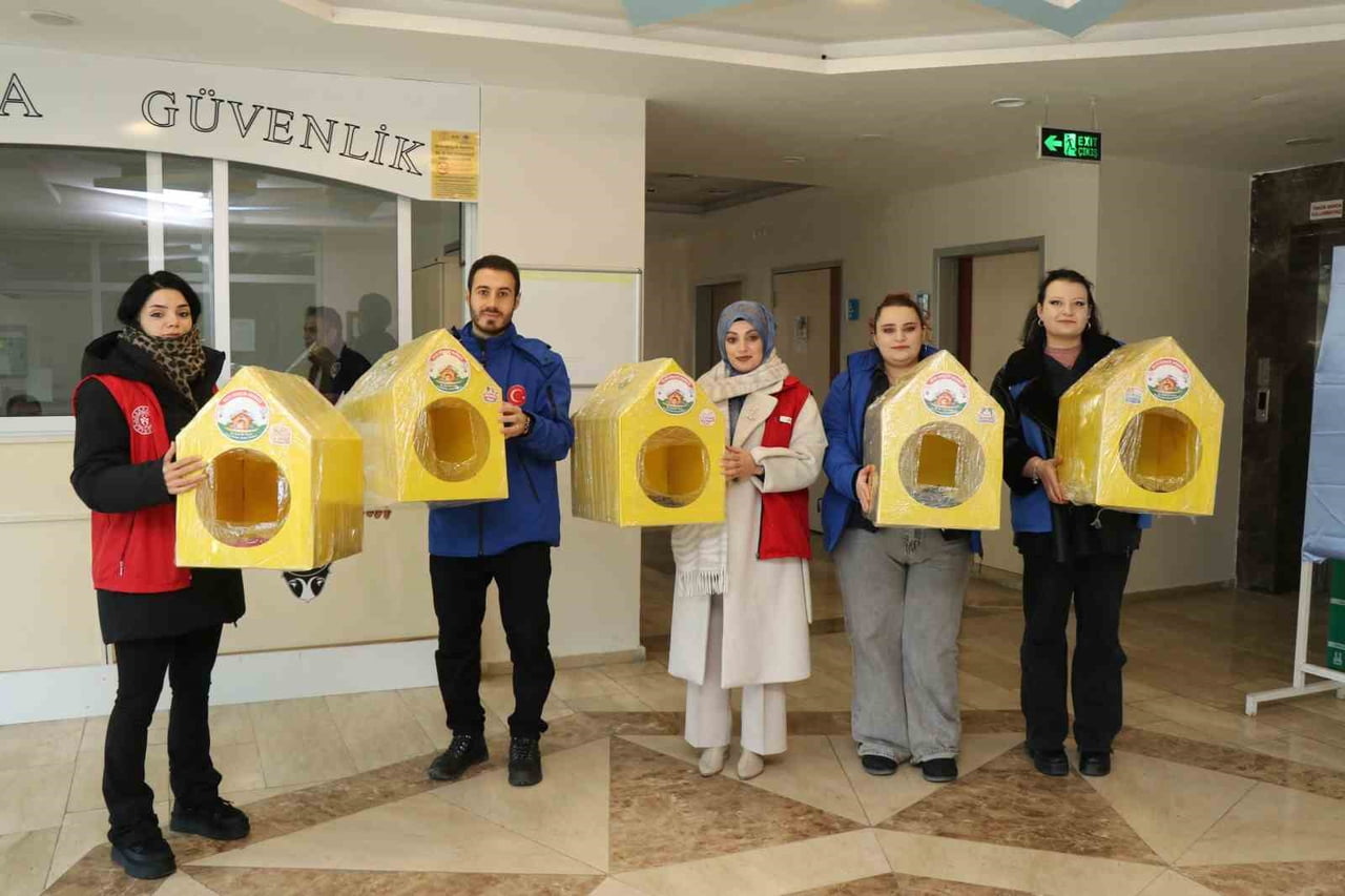 DOĞU ANADOLU BÖLGESİ’Nİ ETKİSİ ALTINA ALAN SOĞUK HAVA KOŞULLARI NEDENİYLE OLTU’DA SOKAK HAYVANLARI...