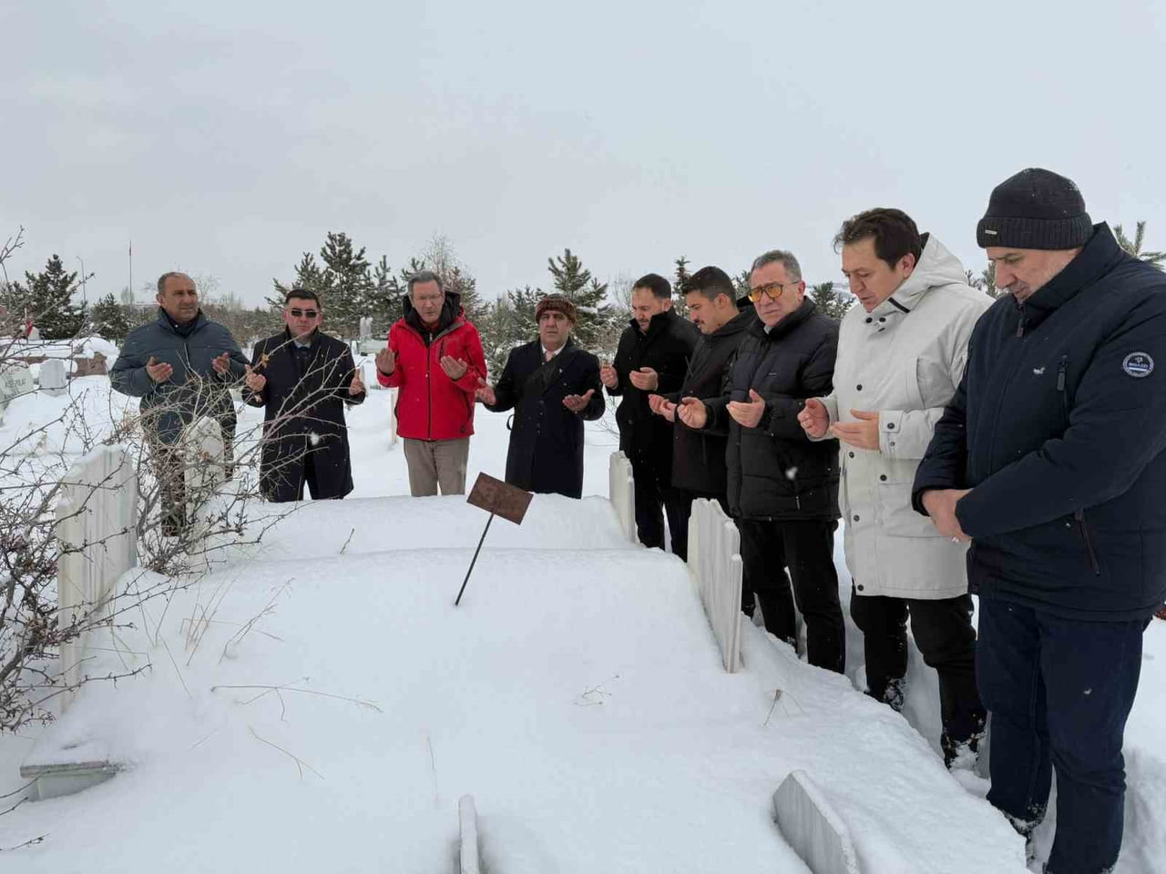 DOĞU ANADOLU GAZETECİLER CEMİYETİ YÖNETİM KURULU, DAGC ESKİ BAŞKANLARINDAN DUAYEN GAZETECİ DEMİR...