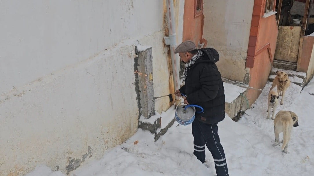 DOĞU BUZ KESTİ: DONAN SU ŞEBEKELERİ PÜRMÜZLE ISITILMAYA ÇALIŞILDI