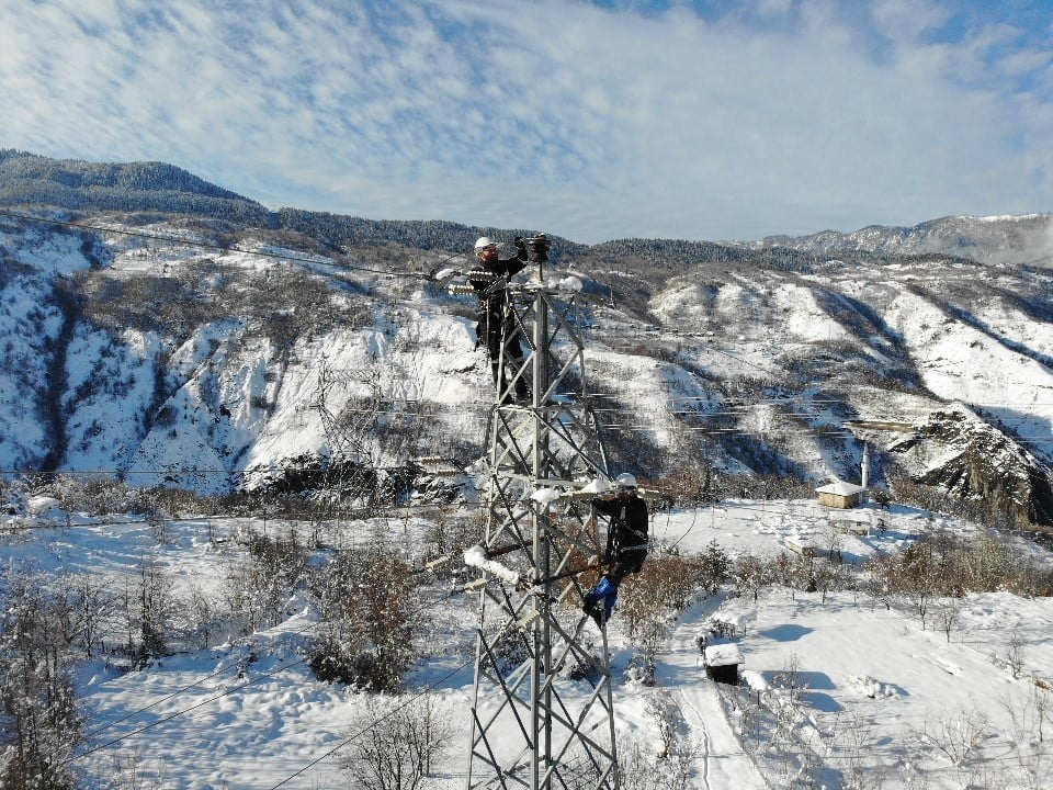 DOĞU KARADENİZ BÖLGESİ’NDE ETKİLİ OLAN YOĞUN KAR YAĞIŞI NEDENİYLE ELEKTRİK DAĞITIM ŞEBEKESİNDE...