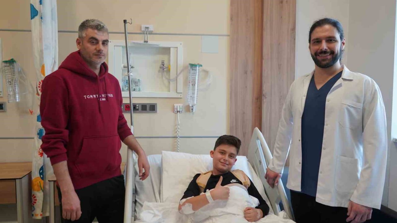 DOĞUŞTAN MENİNGOMYELOSEL HASTALIĞIYLA DÜNYAYA GELEN 11 YAŞINDAKİ BÜNYAMİN ÇİÇEK, OMURİLİKTE...