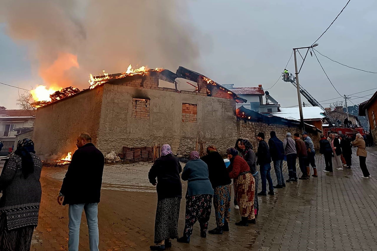 DOMANİÇ’TE AHIR YANGINI KORKUTTU