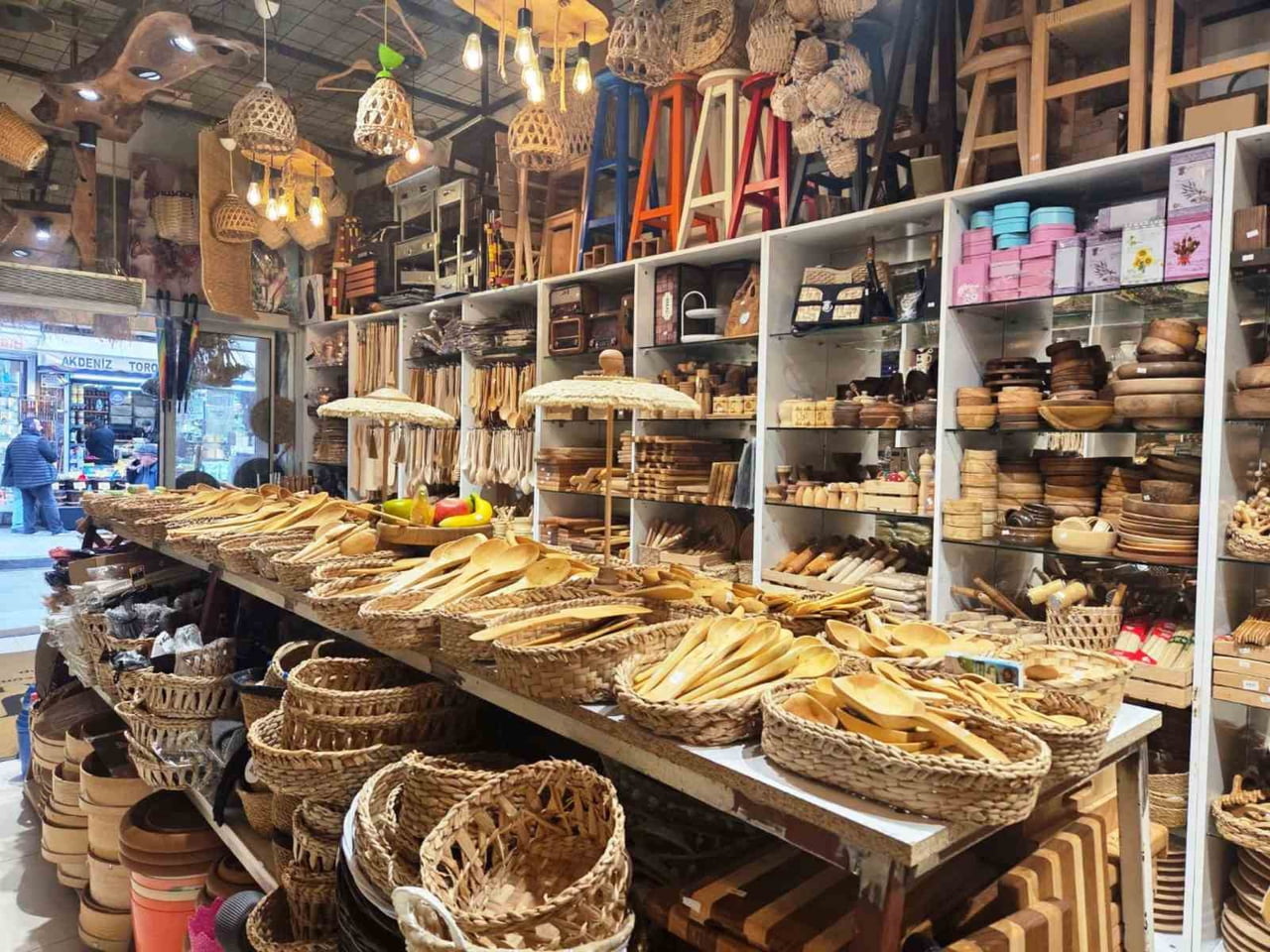 DÖNEM DİZİLERİ VE NOSTALJİ ÖZLEMİ, AHŞAP EŞYALARA OLAN İLGİYİ ARTTIRDI. ŞİMŞİR KAŞIK, ÖRME SEPET...