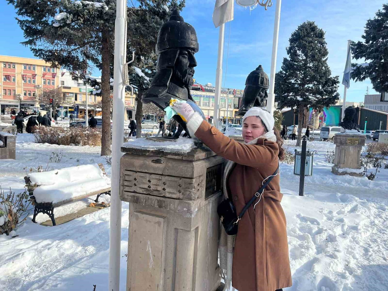 DÖRTYOL MEVKİİNDE BULUNAN BELEDİYE KÜLTÜR EVİ ÖNÜNDEKİ TÜRK BÜYÜKLERİNE AİT BÜSTLERİN KİRLENDİĞİNİ...