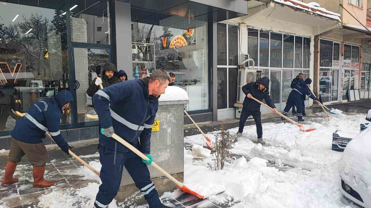 DÜN AKŞAM SAATLERİNDEN İTİBAREN KAR YAĞIŞININ ETKİLİ OLDUĞU DİYARBAKIR'IN ÇERMİK İLÇESİNDE...