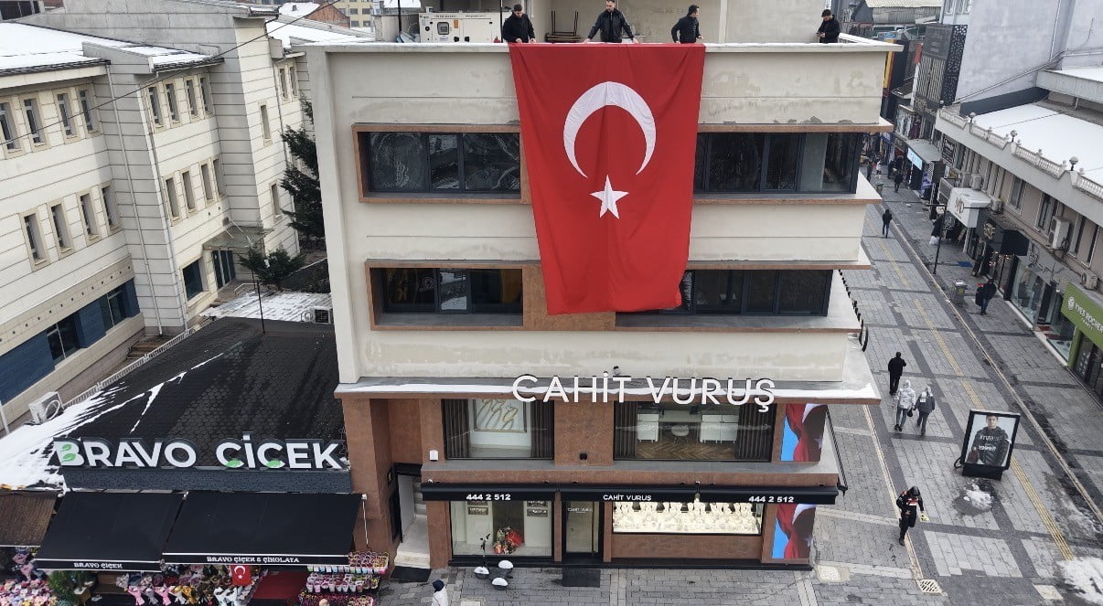 DÜZCE'DE ESNAF VE BELEDİYE, ŞEHRİ KIRMIZI BEYAZA BÜRÜDÜ.