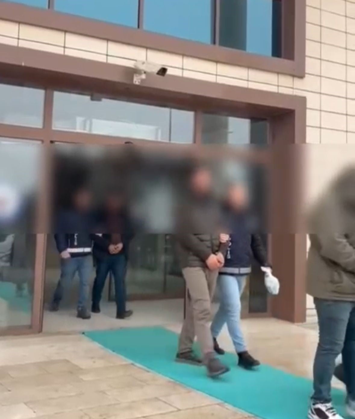 DÜZCE'DE GÖÇMEN KAÇAKÇILIĞINA YÖNELİK DÜZENLENEN OPERASYONDA, KAMYON KASASINDA 14 DÜZENSİZ GÖÇMEN...