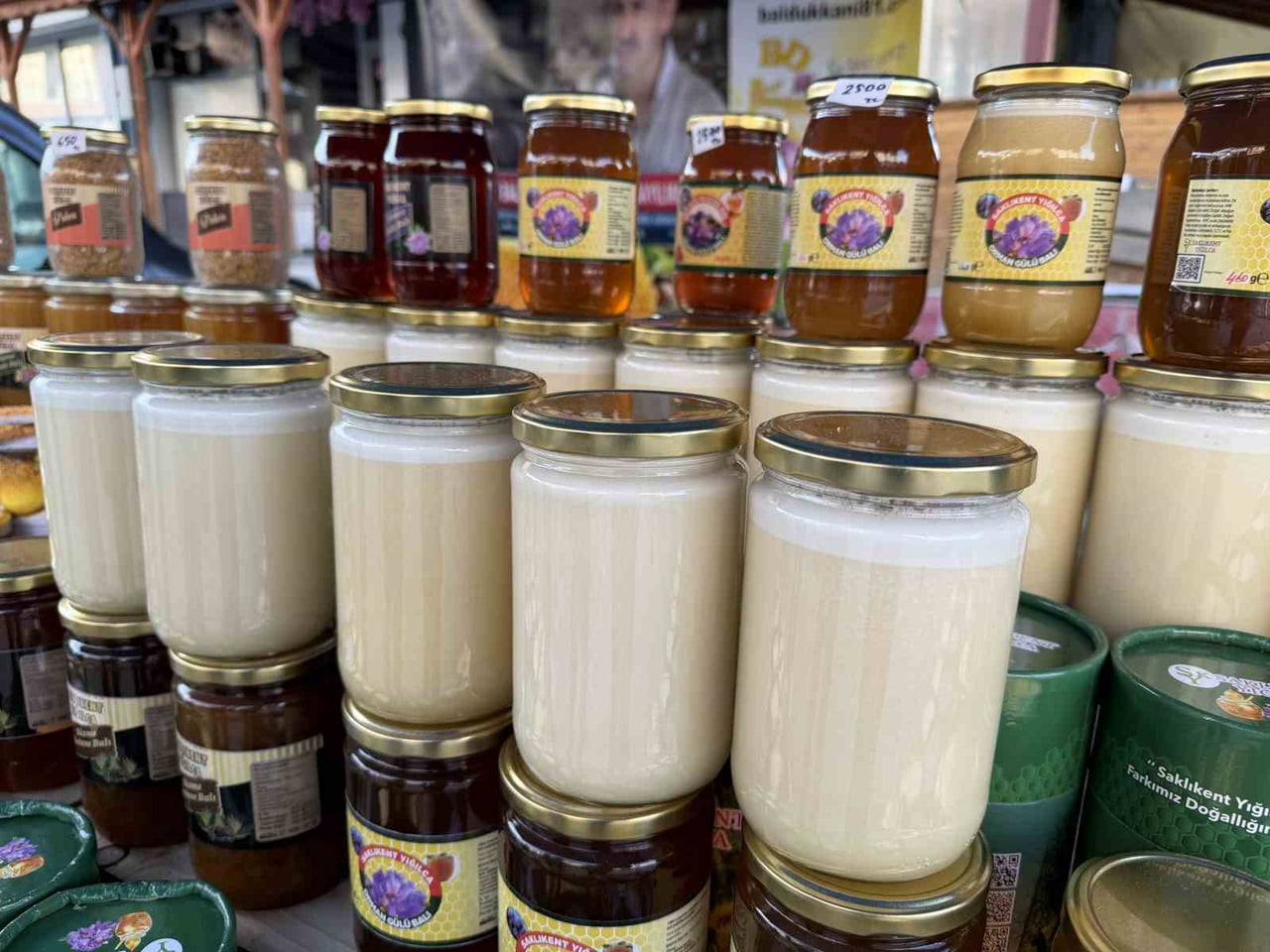 DÜZCE'DE HALK ARASINDA "BEYAZ BAL" OLARAK BİLİNEN KRİSTALİZE BAL, HEM MERAK UYANDIRIYOR HEM DE...