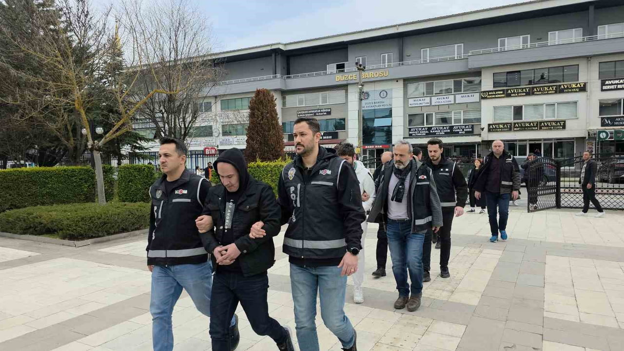 DÜZCE'DE SAHTE KİMLİKLE ARAZİ SATMAYA ÇALIŞAN 5 KİŞİLİK DOLANDIRICILIK ŞEBEKESİNDEN 4 KİŞİ...