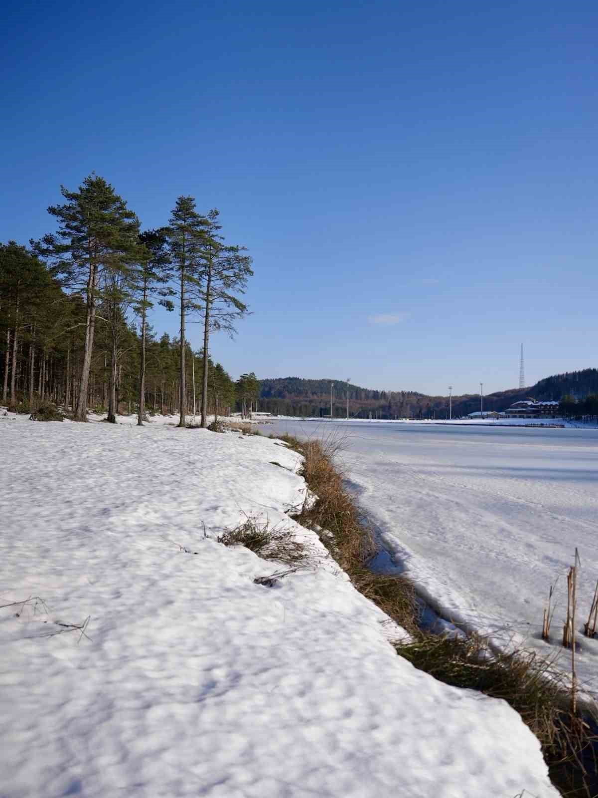 DÜZCE'NİN KAYNAŞLI İLÇESİNDEKİ ÖNEMLİ TURİZM MERKEZLERİNDEN TOPUK YAYLASI'NDA BULUNAN GÖLET, HAVA...