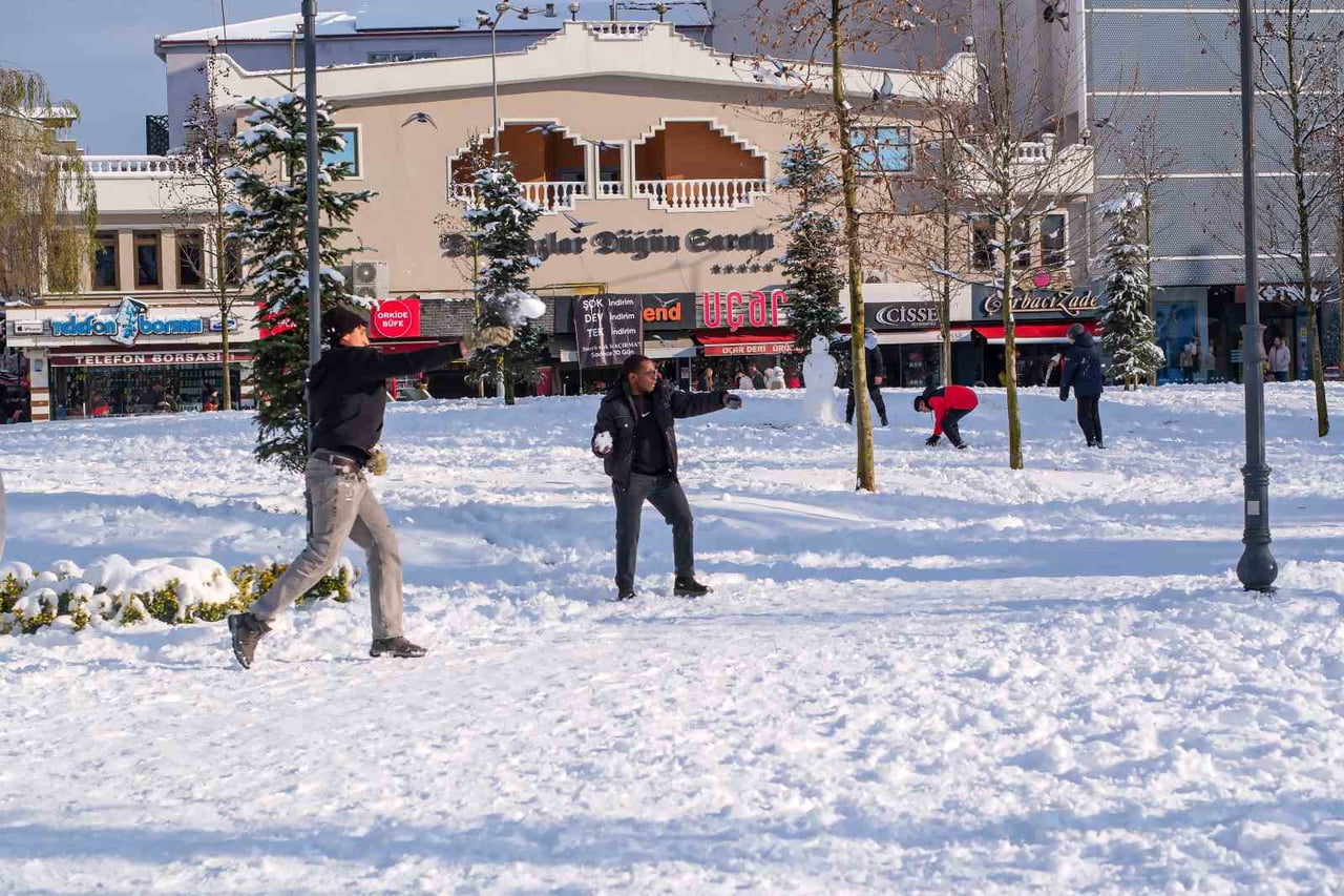 DÜZCE'Yİ ETKİSİ ALTINA ALAN KAR YAĞIŞI, KENTİN EN UZAK MİSAFİRLERİNE UNUTULMAZ ANLAR YAŞATTI. SRİ...