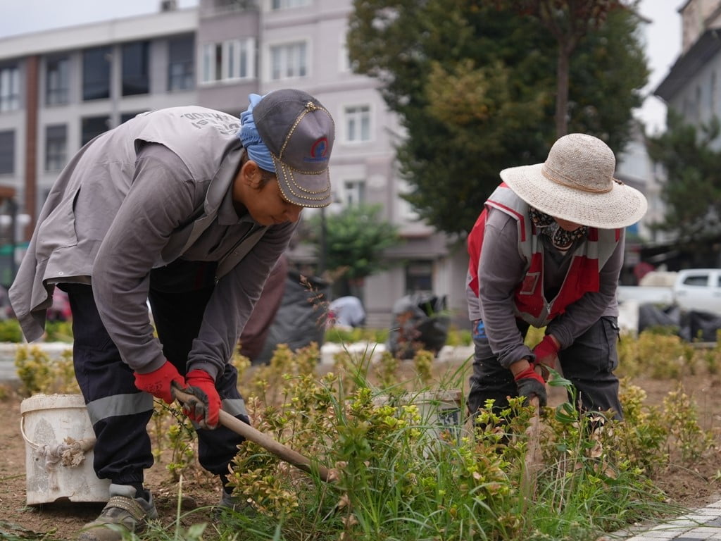 DÜZCE BELEDİYESİ 2025 YILININ GENELİNDE PARK VE YEŞİL ALANLARDA YAPTIĞI ÇALIŞMALARLA HEM ŞEHRE...