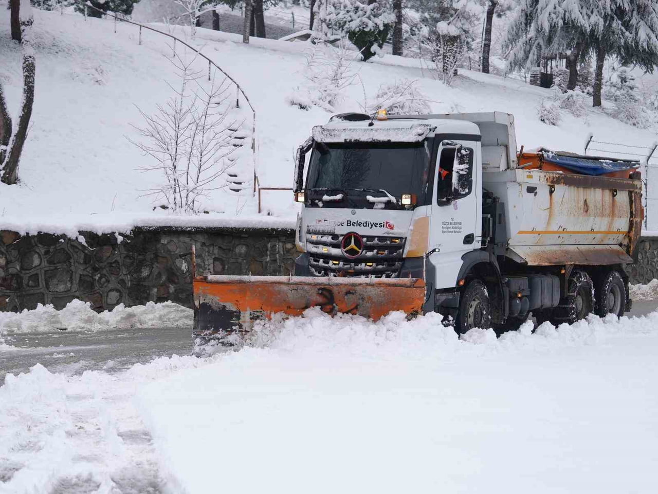 DÜZCE BELEDİYESİ EKİPLERİ ŞEHİR MERKEZİNDE ETKİLİ OLAN KAR YAĞIŞI İLE BİRLİKTE SAHAYA İNDİ. ANA...