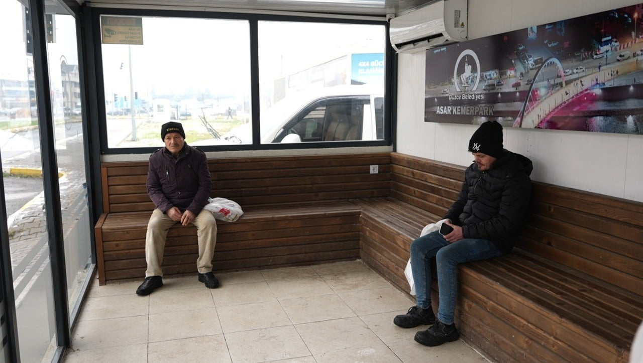 DÜZCE BELEDİYESİ’NİN ÖZ KAYNAKLARIYLA ÜRETİLEN AKILLI DURAKLAR, OTOBÜS BEKLEYEN VATANDAŞLARA KIŞIN...