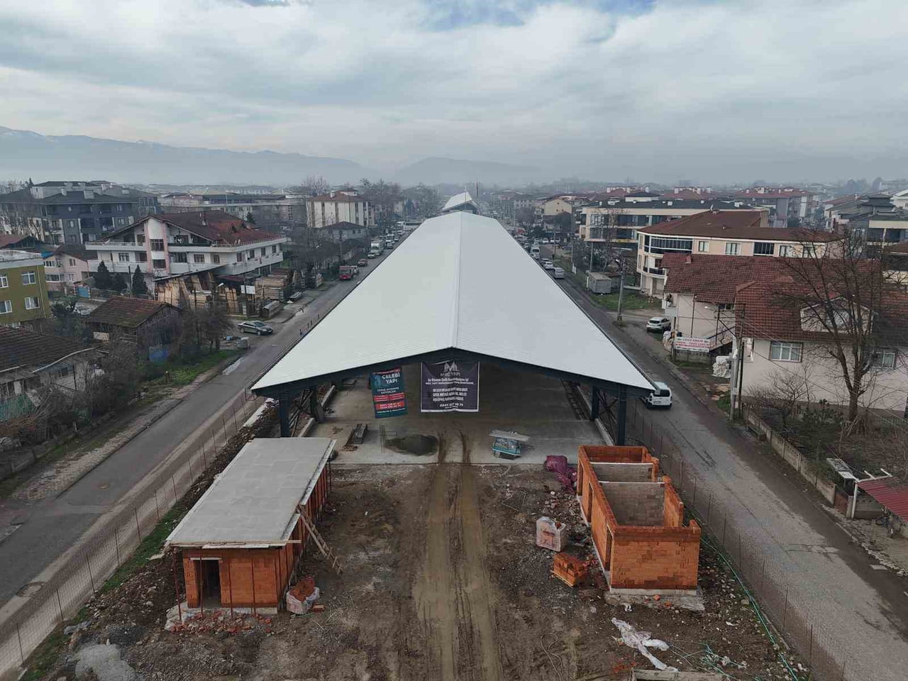 DÜZCE BELEDİYESİ TARAFINDAN AZİZİYE MAHALLESİNDE 3 BİN 800 METREKARELİK ALANDA YAPIMI SÜRDÜRÜLEN...