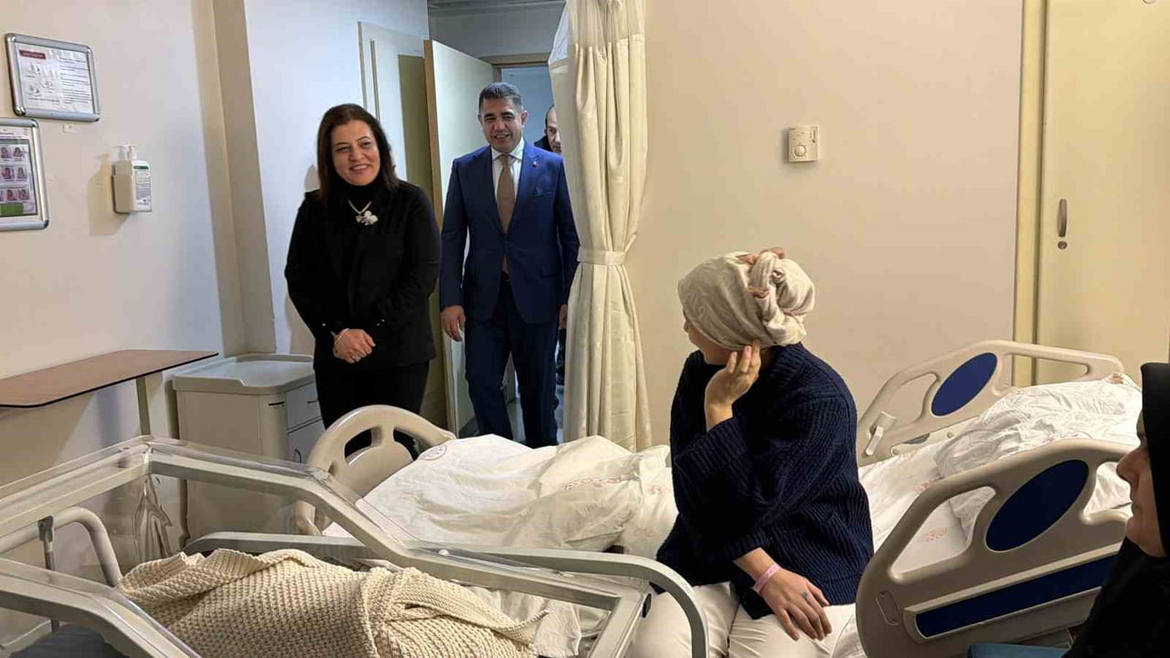 DÜZCE’DE 2025 YILININ SON BEBEĞİ İLE 2026 YILININ İLK BEBEĞİ AİLELERİ HEYECANLANDIRDI. AİLELER...