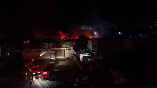 Düzce’de alevlerin teslim aldığı fabrika yangını havadan görüntülendi