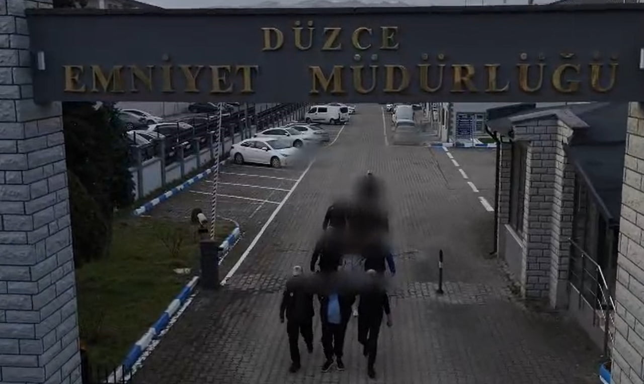 DÜZCE’DE DÜZENLENEN OPERASYONLA DEAŞ TERÖR ÖRGÜTÜNE ÜYE OLMAK VE FİNANSMAN SAĞLAMAK SUÇLAMASIYLA...