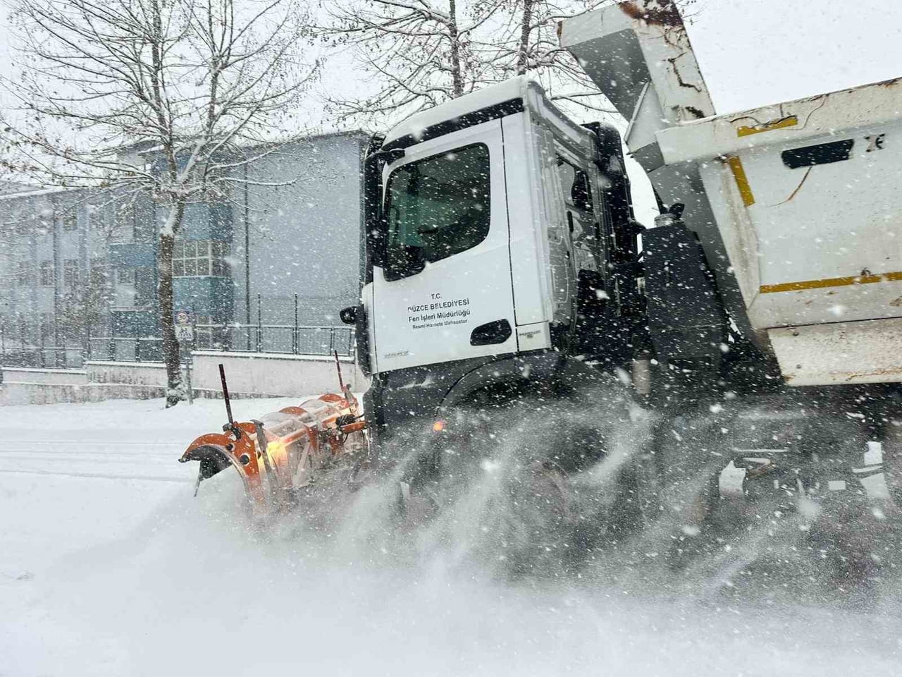 DÜZCE’DE ETKİSİNİ ARTIRAN YOĞUN KAR YAĞIŞI NEDENİYLE DÜZCE BELEDİYESİ EKİPLERİ SAHADAKİ...