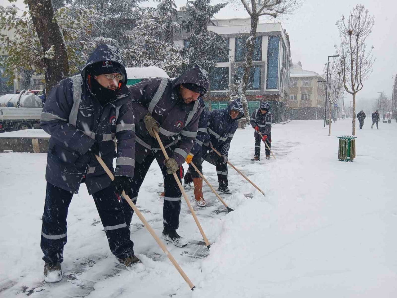 DÜZCE’DE ETKİSİNİ ARTIRAN YOĞUN KAR YAĞIŞI NEDENİYLE DÜZCE BELEDİYESİ EKİPLERİ SAHADAKİ...