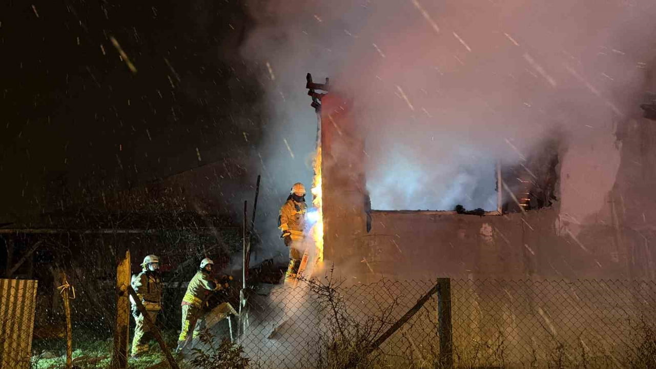 DÜZCE’DE GECE SAATLERİNDE 2 KATLI MÜŞTEMİLATTA YANGIN ÇIKTI. BÖLGEDE DEVRİYE DE OLAN POLİS...