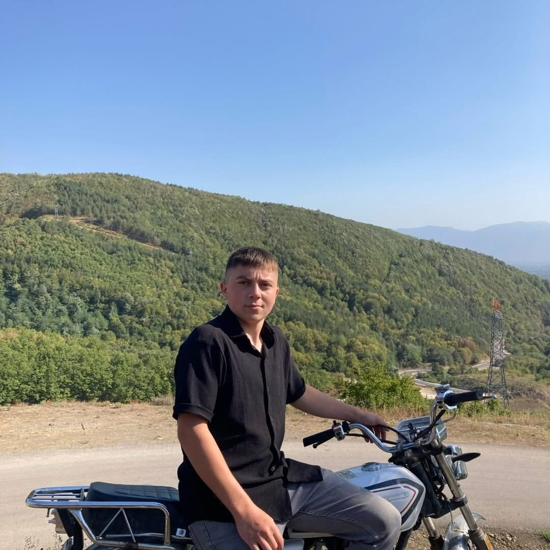 DÜZCE’DE GEÇTİĞİMİZ GÜNLERDE SİLAH KAZASI YAŞAYAN 17 YAŞINDAKİ EGEMEN ÇENGEL HASTANEDE YAPILAN TÜM...