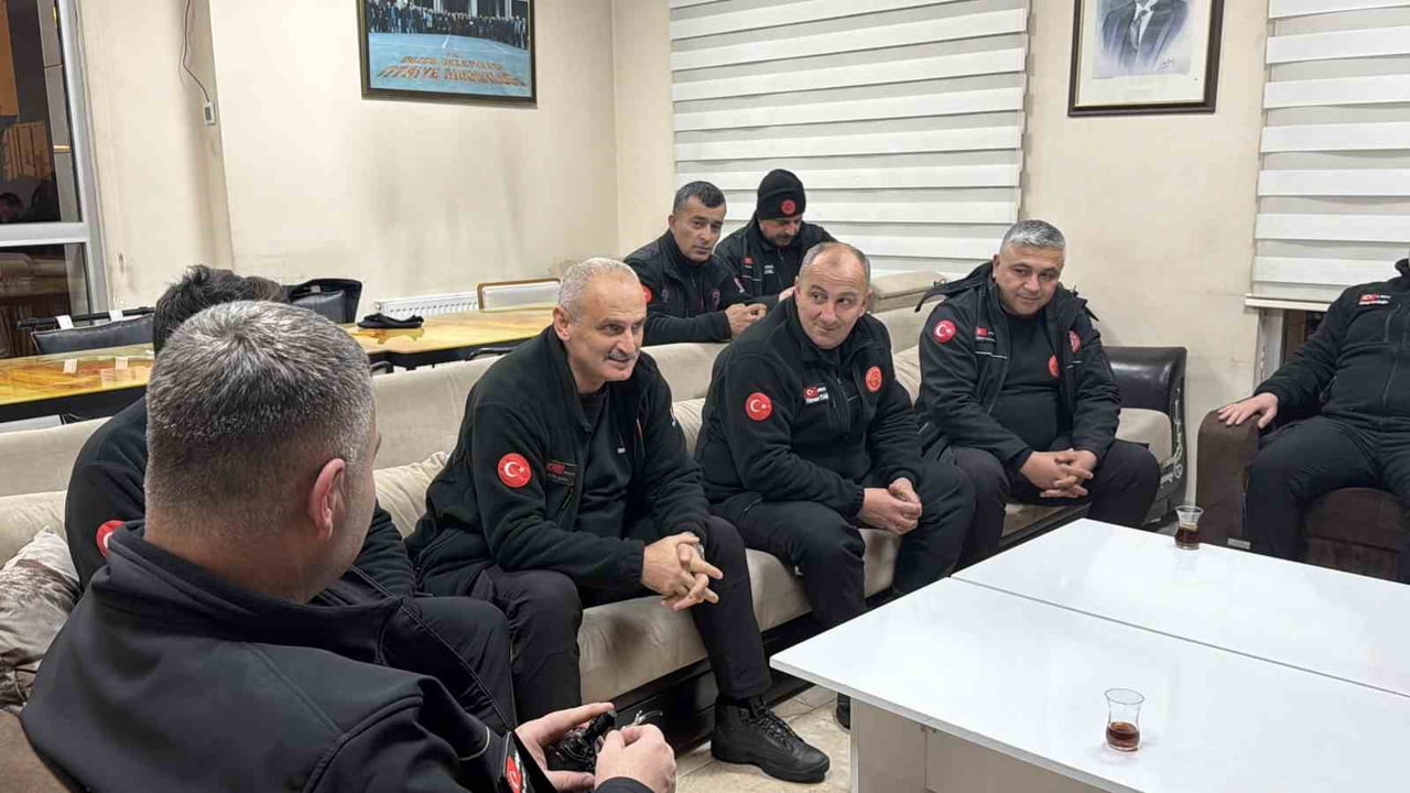 DÜZCE’DE İTFAİYE EKİPLERİ YENİ YILA GÖREV BAŞINDA GİRDİ. AİLELERİNDEN UZAKTA GİREN İTFAİYE...